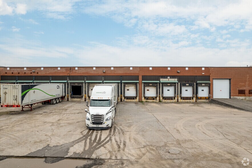 More Photos Of 15300 Rue Sherbrooke E, Montréal Warehouse For Lease