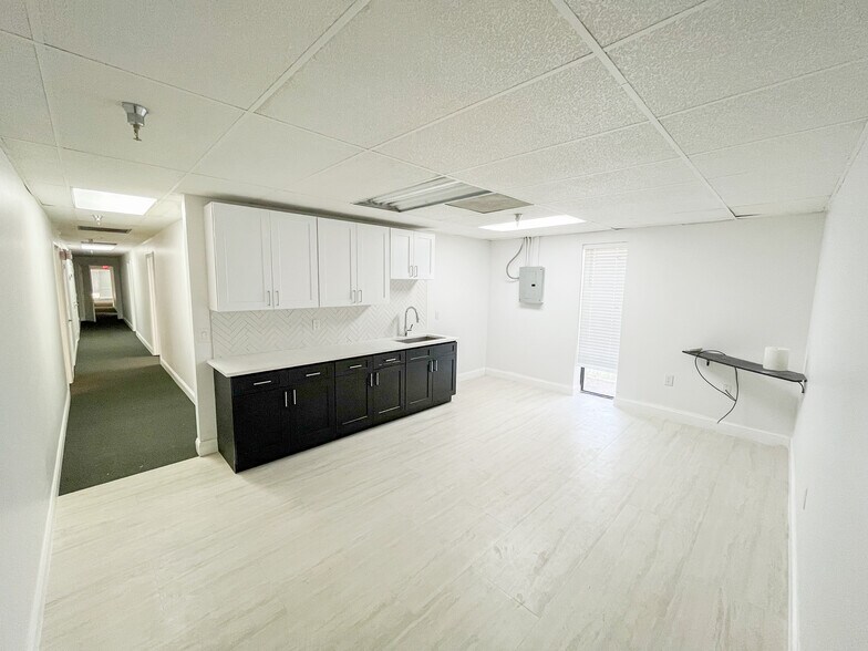 More Photos Of 2402 Clark St, Apopka Manufacturing For Lease