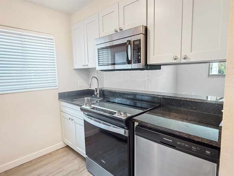 More Photos Of 208 N Halifax Ave, Daytona Beach Apartments For Sale