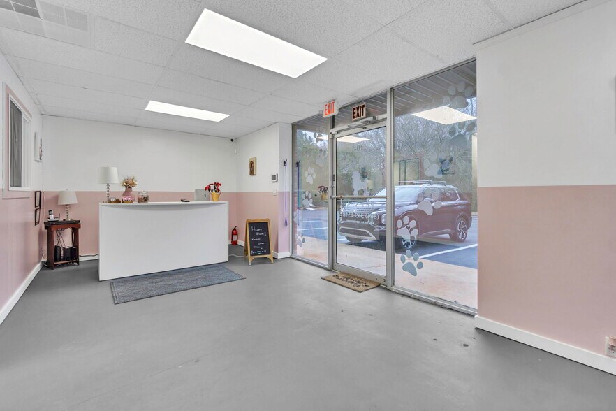 More Photos Of 110 E Butler Rd, Mauldin Storefront For Sale