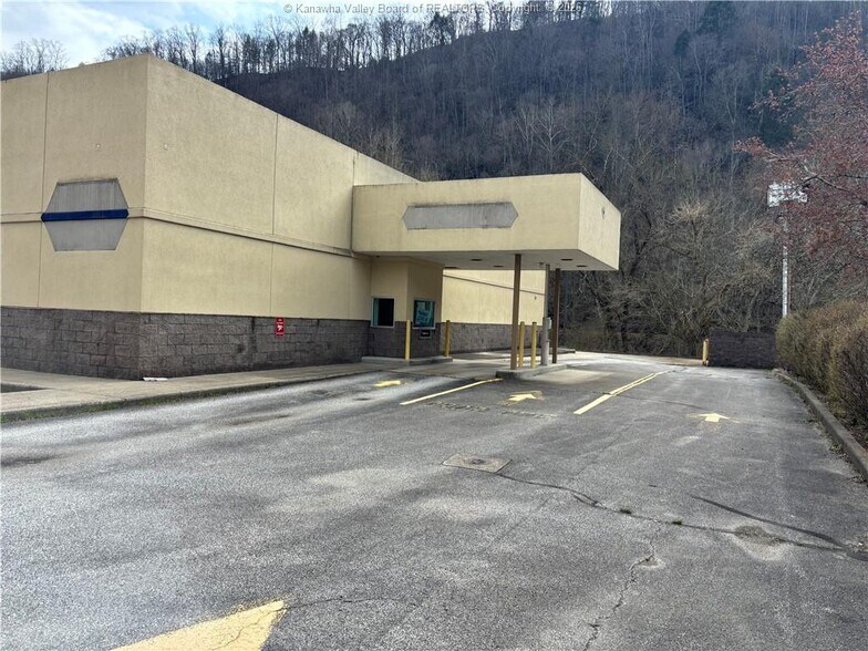 More Photos Of 173 Main St, Clay Drugstore For Lease