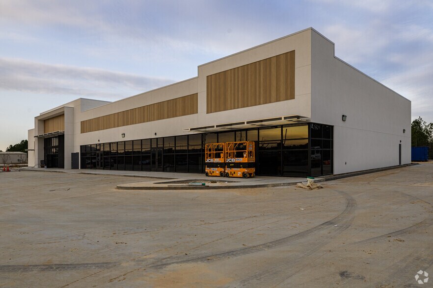 More Photos Of 126 N LHS Dr, Lumberton Storefront For Lease