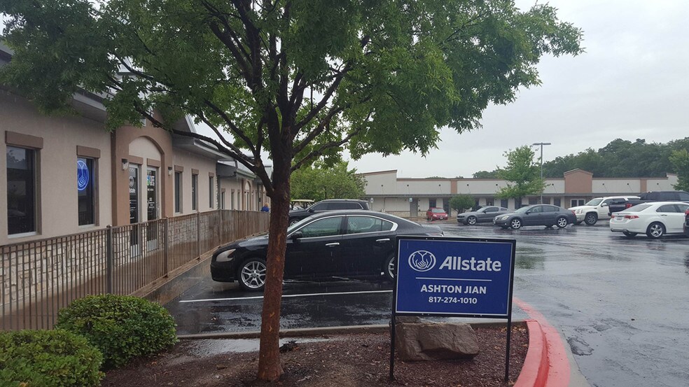 More Photos Of 4303 S Bowen Rd, Arlington Self Storage For Lease