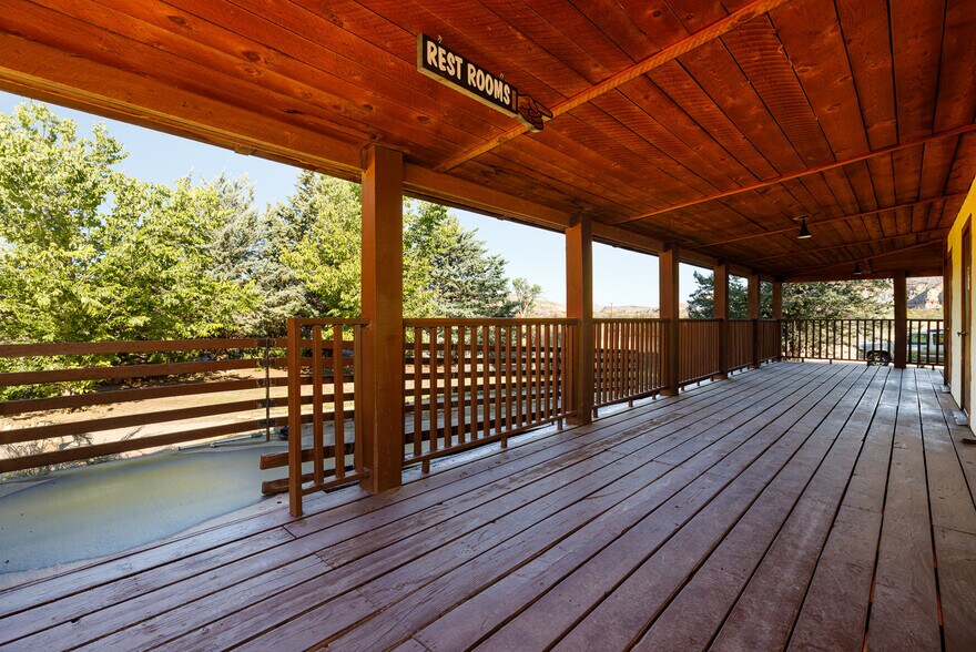 More Photos Of 2040 Long Rd Cyn, Kanab Freestanding For Sale