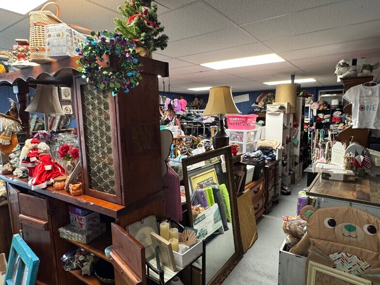 More Photos Of 706 N Perry St, Palestine General Retail For Sale
