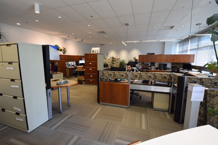 More Photos Of 512 Manitou Rd, Calgary Showroom For Lease