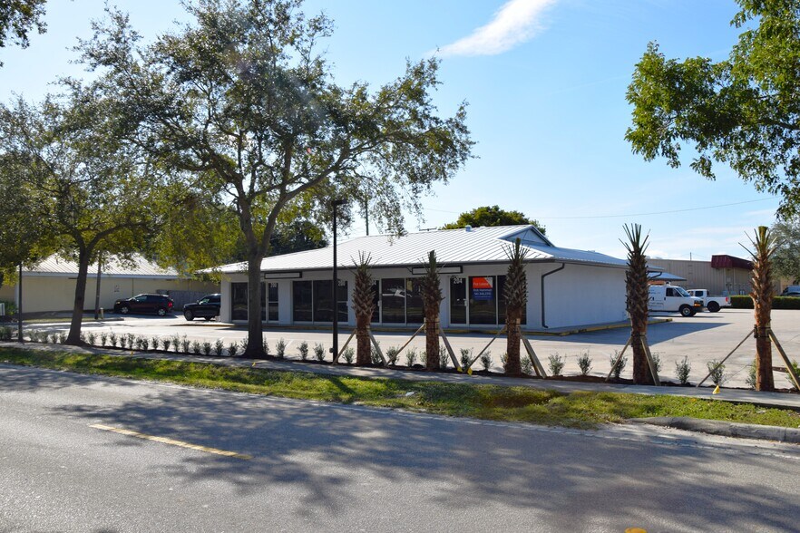 More Photos Of 200-220 Hibiscus St, Jupiter Storefront For Lease
