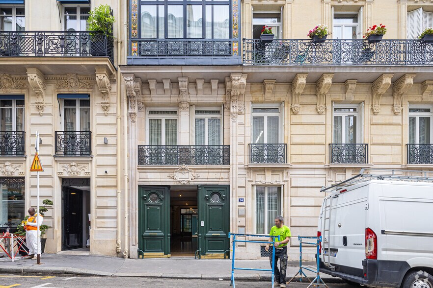 More Photos Of 14 Rue Clément Marot, Paris Office For Sale
