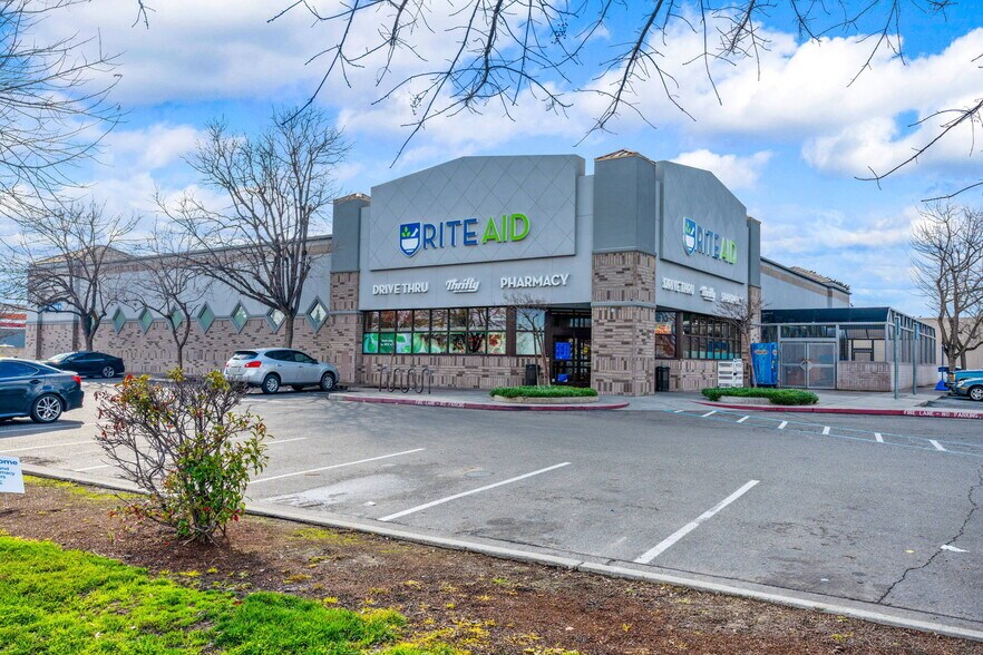 More Photos Of 707 W Lacey Blvd, Hanford General Retail For Sale