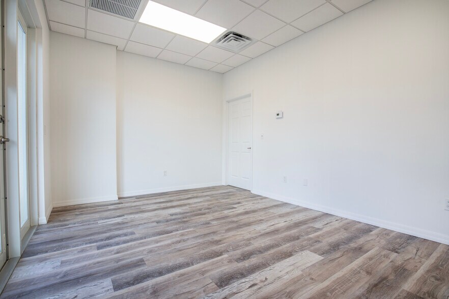 More Photos Of 330 NW Enterprise Dr, Port Saint Lucie Showroom For Lease