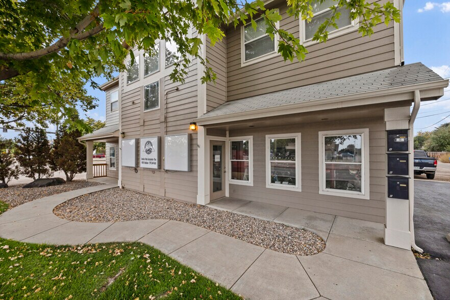 More Photos Of 1405 Madison Ave, Loveland Showroom For Sale