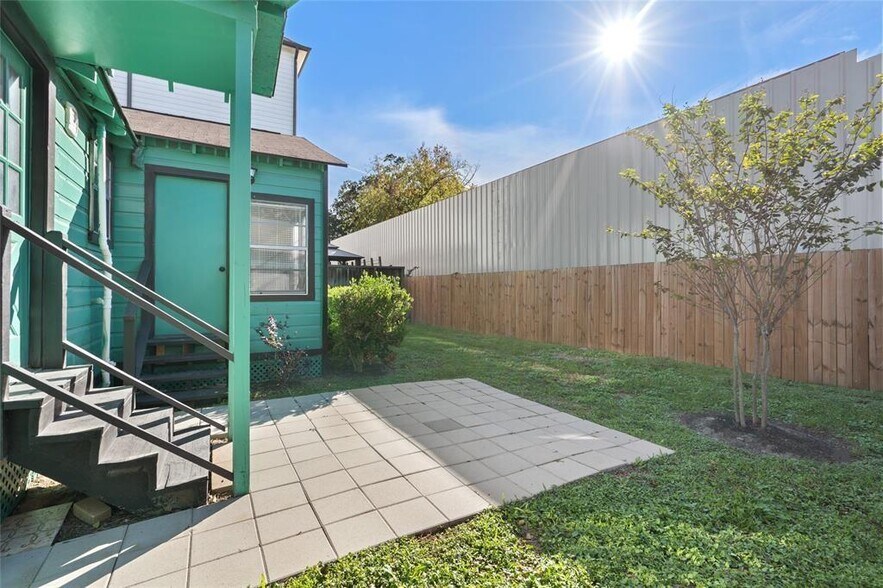 More Photos Of 1118 W 21st St, Houston Office For Sale