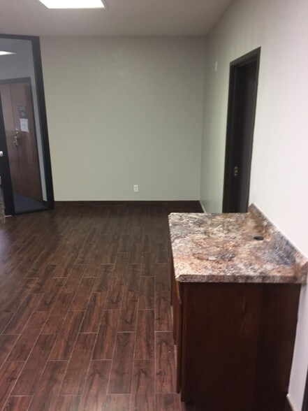 More Photos Of 337 Oaks Trl, Garland Office For Lease