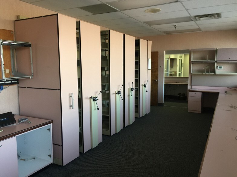 More Photos Of 4 Pidgeon Hill Dr, Sterling Medical For Lease