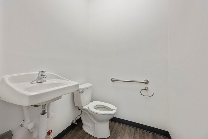 More Photos Of 27W181-27W239 Geneva Rd, Winfield General Retail For Lease