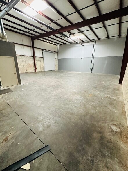 More Photos Of 1257-1273 Commons Ct, Clermont Warehouse For Lease