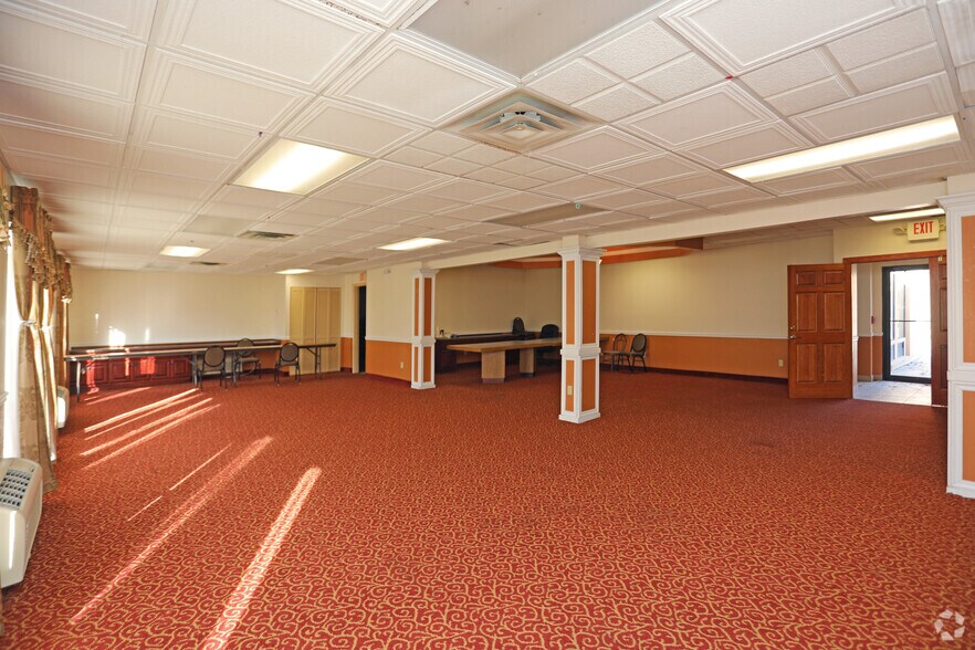 More Photos Of 127 Ontario Dr, Mount Hope Hotel For Sale