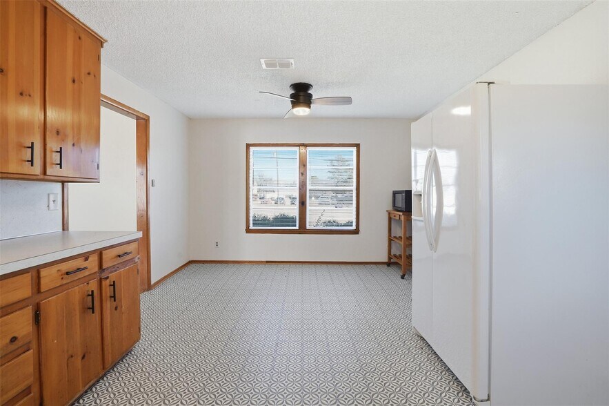 More Photos Of 321 W Highway 199, Springtown Office For Sale