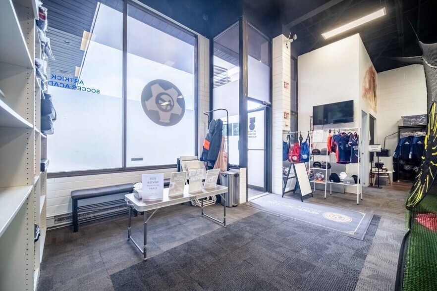 More Photos Of 1513-1527 Johnston Rd, White Rock Storefront For Lease