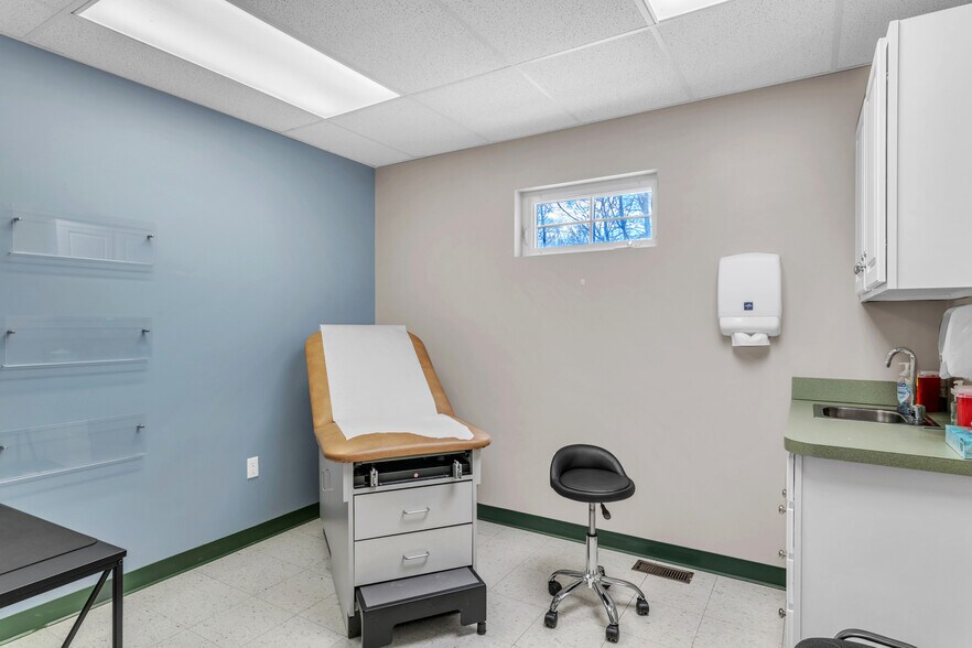 More Photos Of 800 College Hwy, Southwick Medical For Lease