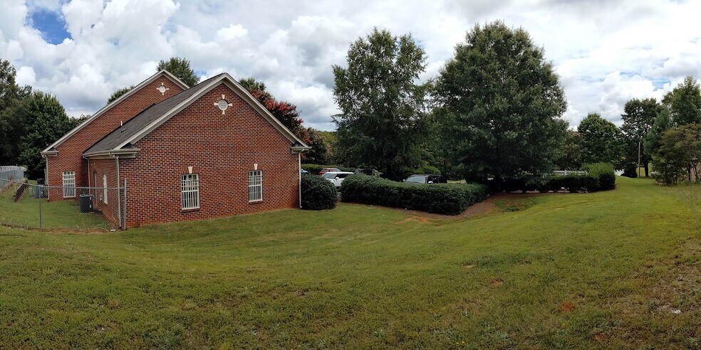 More Photos Of 7229 Albemarle Rd, Charlotte Office For Sale