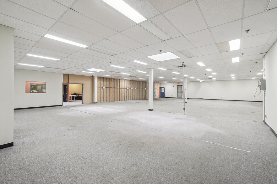 More Photos Of 1300 Rue De Louvain O, Montréal Light Manufacturing For Lease