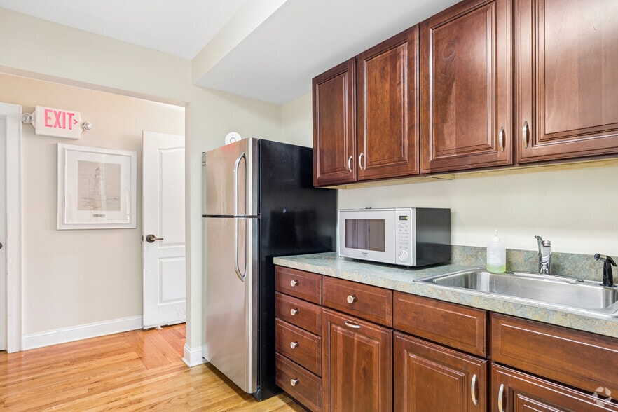 More Photos Of 704 Howe St, Point Pleasant Office For Sale