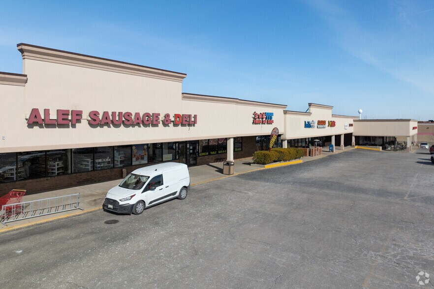 More Photos Of 350-372 Townline Rd, Mundelein General Retail For Lease