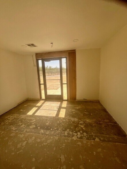 More Photos Of 1270 E Riverside St, Shafter Service For Sale