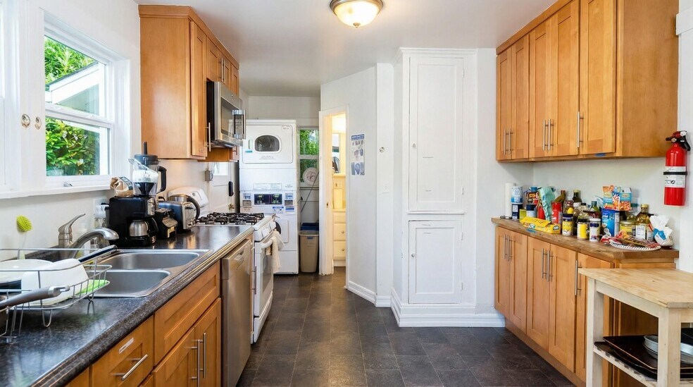 More Photos Of 2633 Regent St, Berkeley Dormitory For Sale