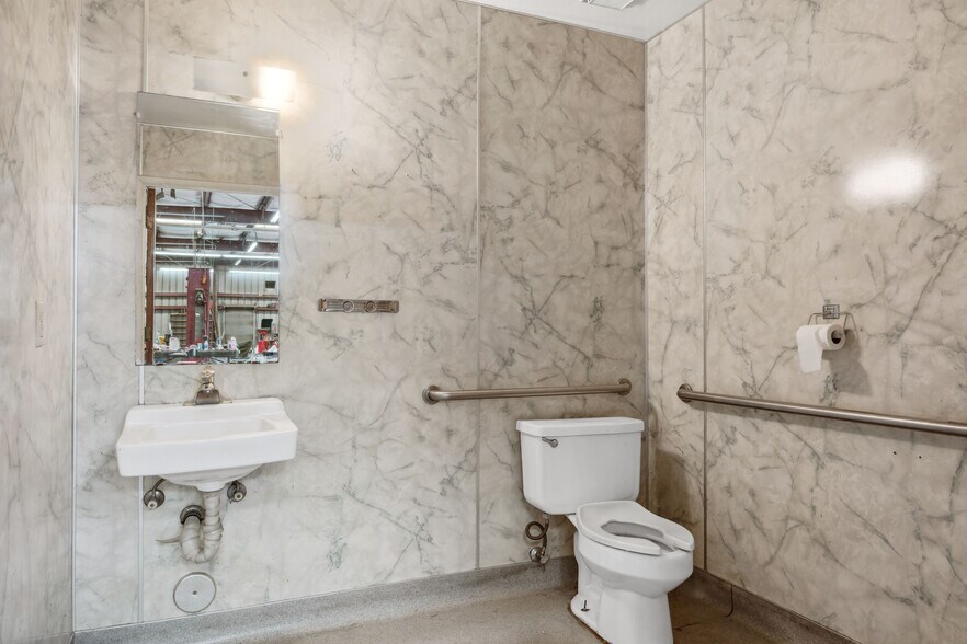 More Photos Of 1810 S Chester Ave, Bakersfield Service For Sale