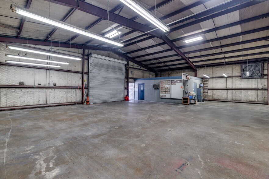 More Photos Of 805 Elm St, Bastrop Distribution For Sale