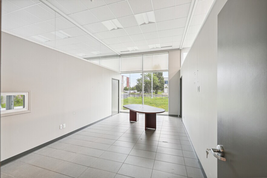 More Photos Of 665 Boul Clairevue O, St-Bruno-de-Montarville Light Distribution For Sale