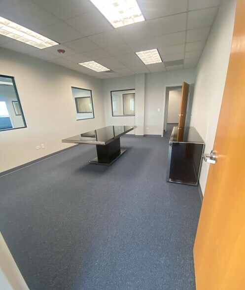 More Photos Of 621 Busse Rd, Bensenville Warehouse For Lease