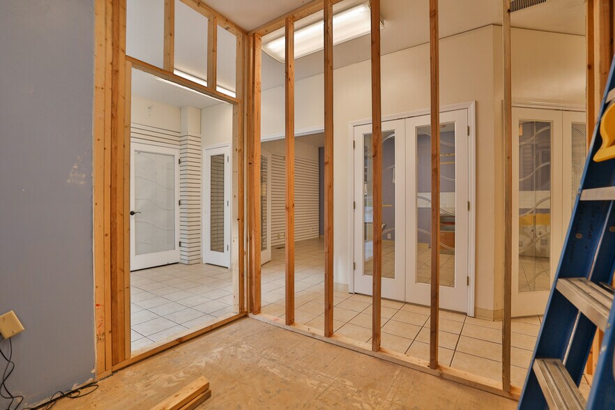 More Photos Of 107 N Bluff Rd, Collinsville Storefront For Sale