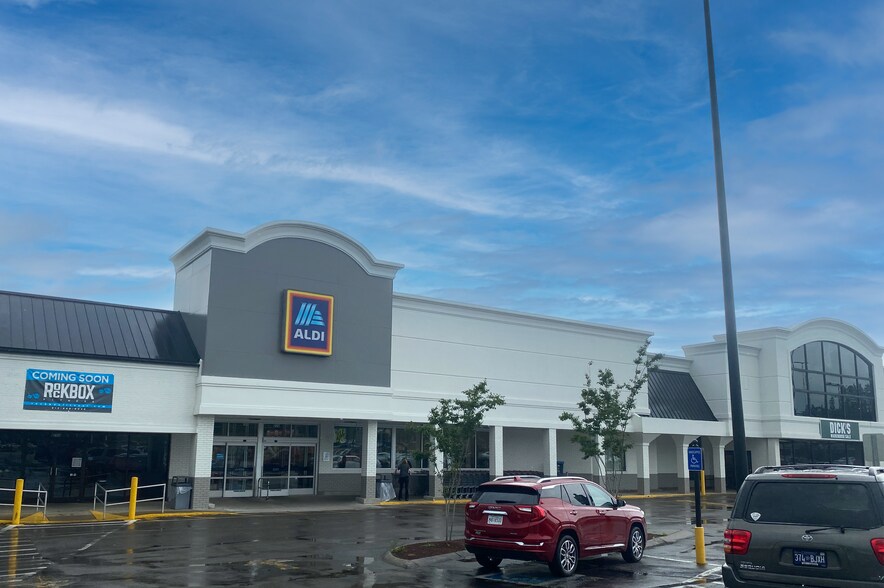 More Photos Of 209 S Royal Oaks Blvd, Franklin Unknown For Lease