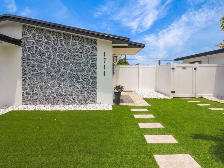 More Photos Of 1705-1709 NE 3rd Ave, Delray Beach Apartments For Sale