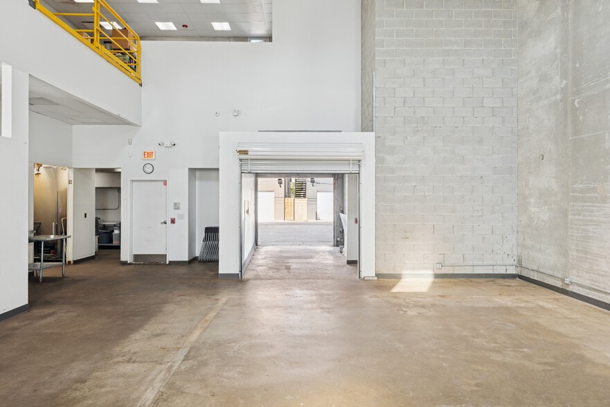 More Photos Of 2058 W Grand Ave, Chicago Loft Creative Space For Sale
