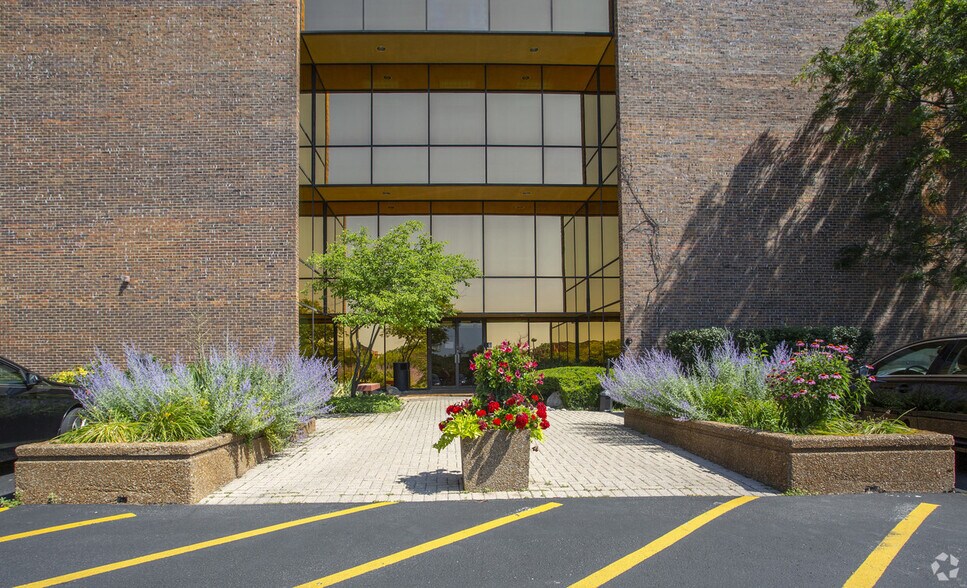 More Photos Of 800 Roosevelt Rd, Glen Ellyn Office For Lease