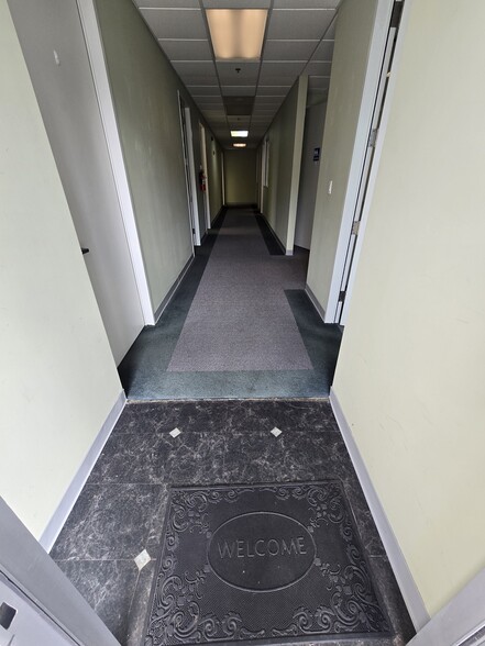 More Photos Of 805 Live Oak Dr, Chesapeake Showroom For Lease