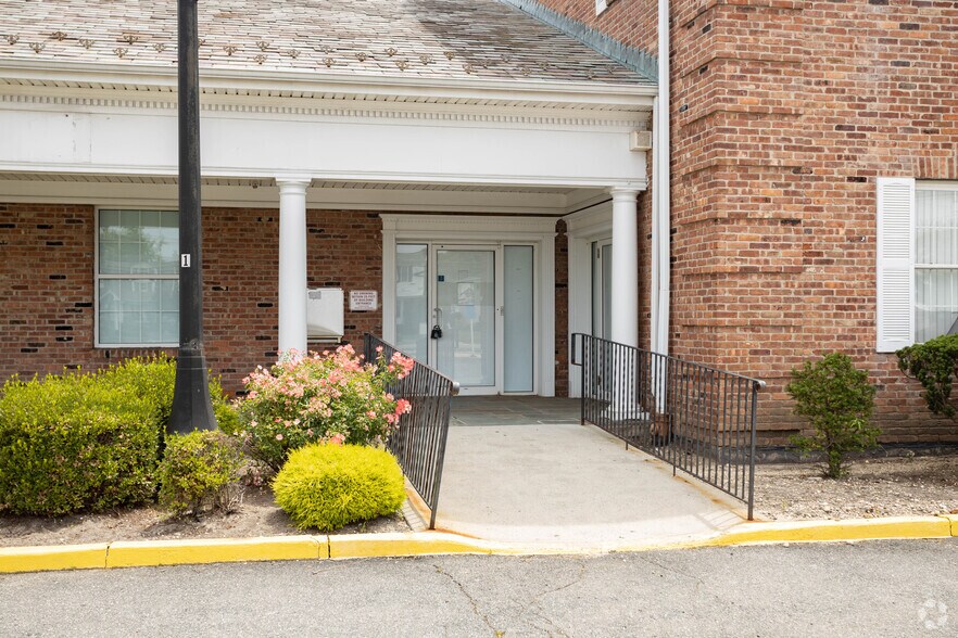 More Photos Of 195 Merritts Rd, Farmingdale Office For Sale