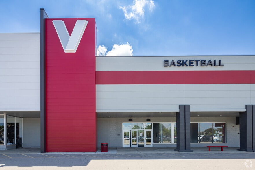 More Photos Of 4125-4193 Dundee Rd, Northbrook Storefront For Lease