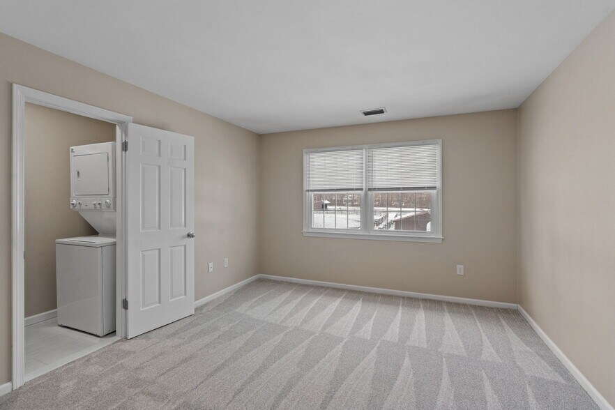 More Photos Of 565 Bay Rd, Queensbury Office For Lease