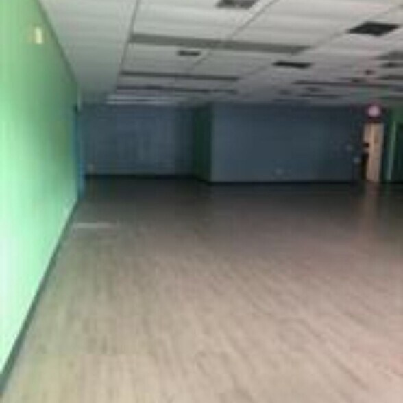 More Photos Of 1-23 Coventry Shoppers Park, Coventry Storefront For Lease