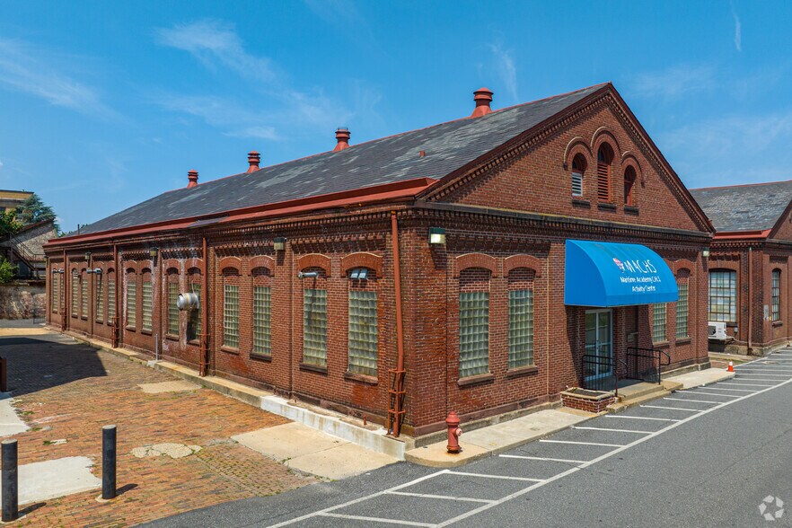 More Photos Of 2275 Bridge St, Philadelphia Unknown For Lease