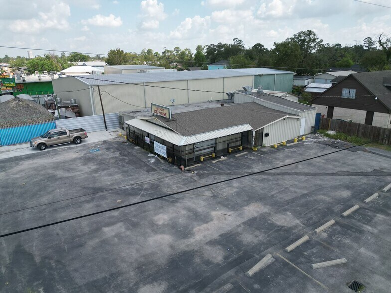 More Photos Of 711 Freeport St, Houston Bar For Sale