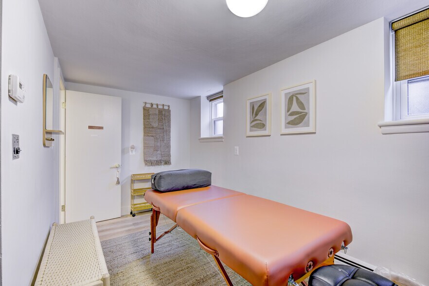 More Photos Of 8750 W 9 Mile Rd, Oak Park Office Residential For Lease