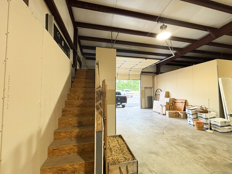 More Photos Of 1008 W Farmer St, Ozark Warehouse For Lease