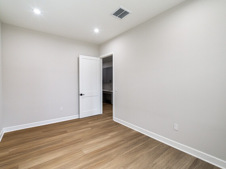 More Photos Of 1325 Main St, Katy Office Residential For Sale