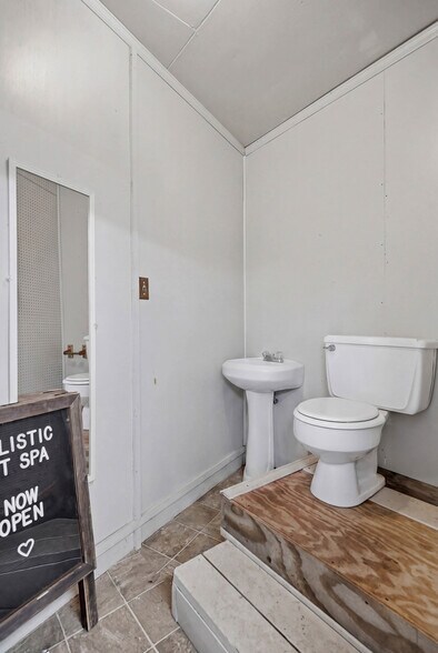 More Photos Of 450 Stephens St, Rochelle Storefront Retail Office For Sale
